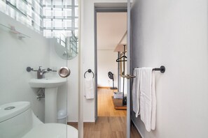 Secadora de cabello, toallas, jabón, papel de baño