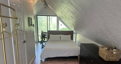 Pontoon Rental available/Riverfront Loft, Restaurants, kayaks, Broad Ripple!!