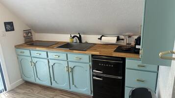 Réfrigérateur, micro-ondes, plaque de cuisson, cafetière/bouilloire