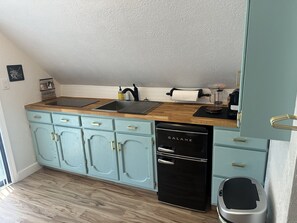 Réfrigérateur, micro-ondes, plaque de cuisson, cafetière/bouilloire