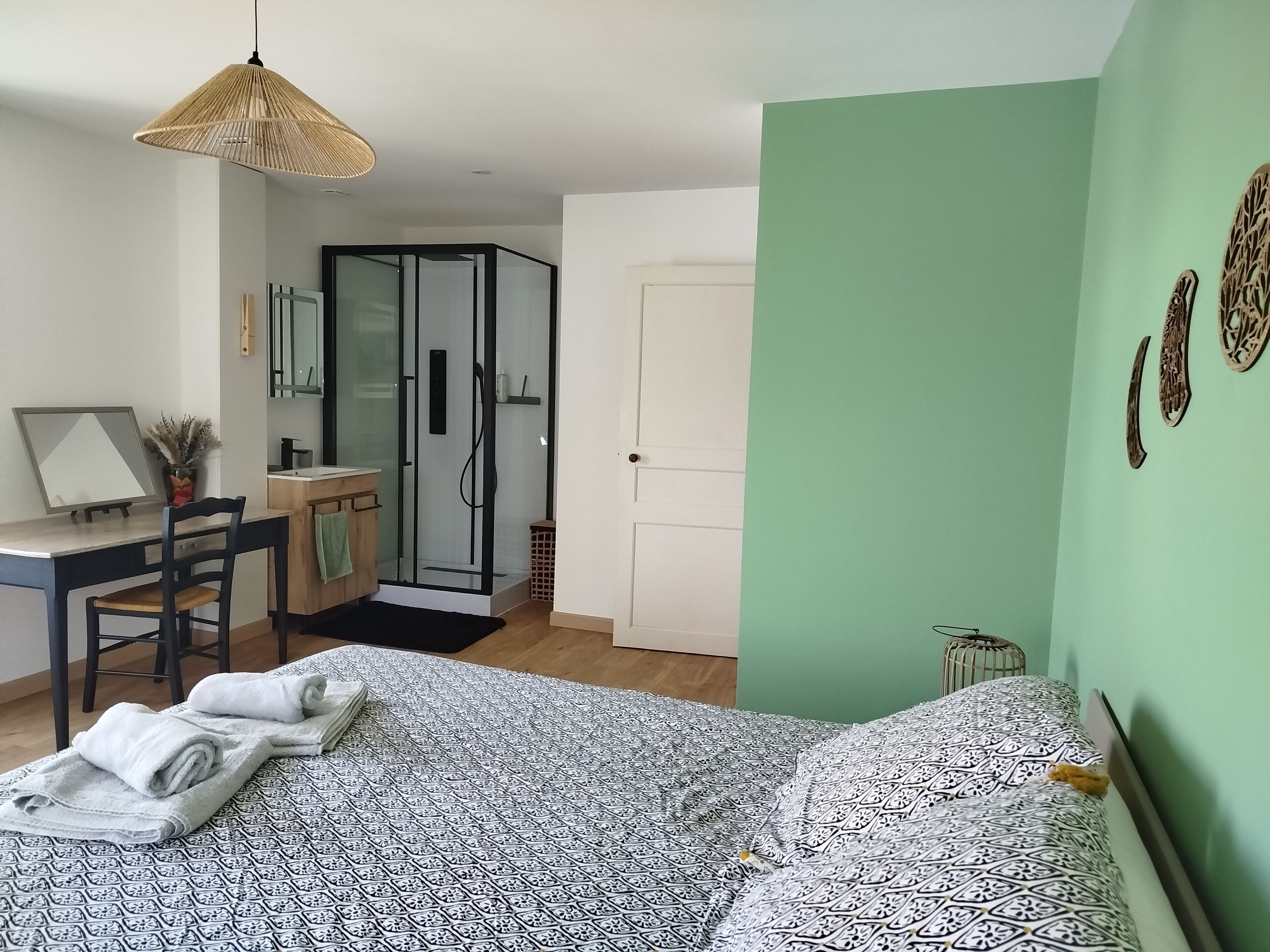 3 bedrooms, desk, iron/ironing board, travel cot