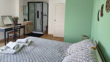 3 bedrooms, desk, iron/ironing board, travel cot