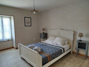 3 Schlafzimmer, Schreibtisch, Bügeleisen/Bügelbrett, Reisekinderbett