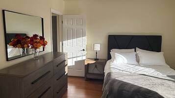 3 chambres, bureau, fer et planche à repasser, lit parapluie