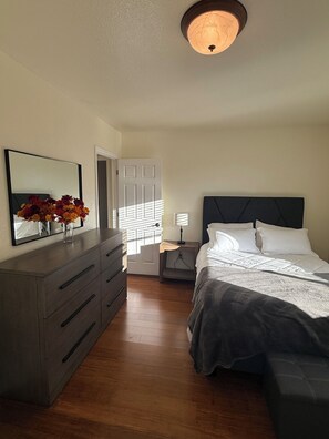 3 makuuhuonetta, työpöytä, silitysrauta/-lauta, vauvan matkasänky