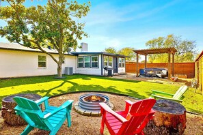 Terrace/patio - Oasis w/ Hot Tub, Big yard, Fire Pit, Pool table,Ping Pong and more (Richardson)