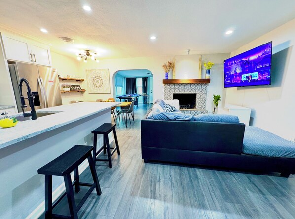 Smart TV, fireplace - Oasis w/ Hot Tub, Big yard, Fire Pit, Pool table,Ping Pong and more (Richardson)