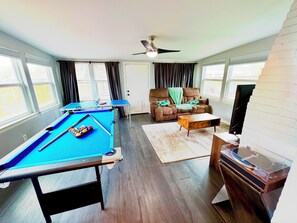 Game room - Oasis w/ Hot Tub, Big yard, Fire Pit, Pool table,Ping Pong and more (Richardson)