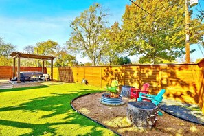 Terrace/patio - Oasis w/ Hot Tub, Big yard, Fire Pit, Pool table,Ping Pong and more (Richardson)