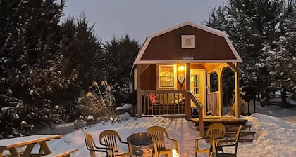 Tiny House Cabin with Loft. 2 Queen Beds with Child Sleeper. Pet Friendly!