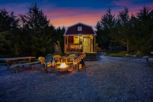 Tiny House Cabin with Loft. 2 Queen Beds with Child Sleeper