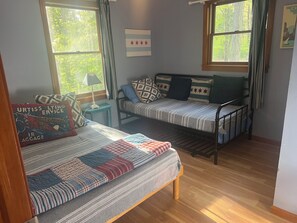 4 bedrooms, desk, WiFi, bed sheets