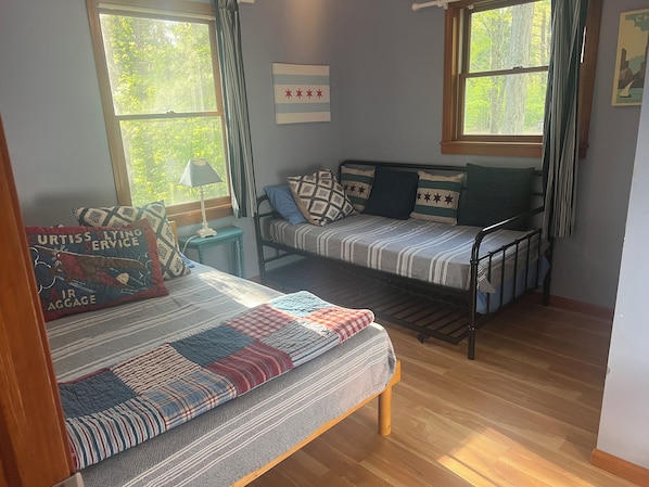 4 bedrooms, desk, WiFi, bed sheets