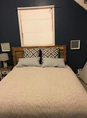 4 bedrooms, desk, WiFi, bed sheets