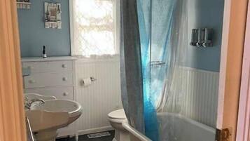 Douche, sĂšche-cheveux, serviettes fournies, savon