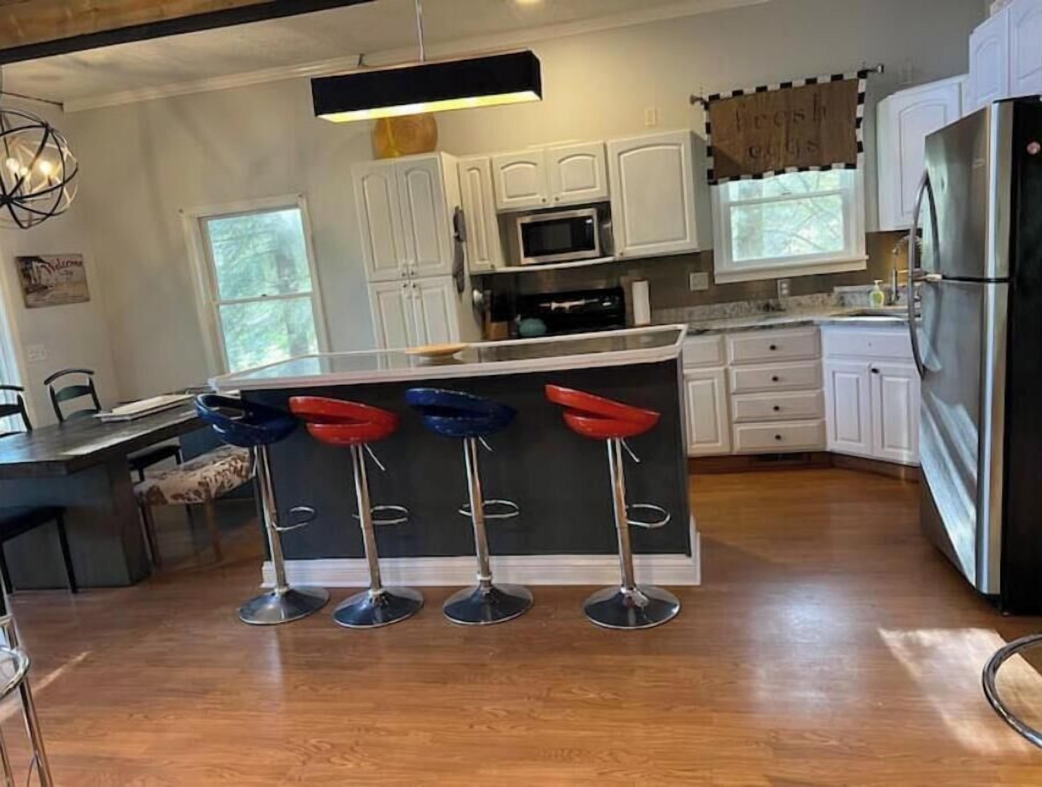 Een magnetron, een oven, een kookplaat, een vaatwasser