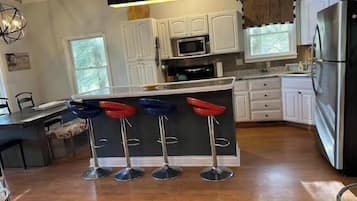 Een magnetron, een oven, een kookplaat, een vaatwasser