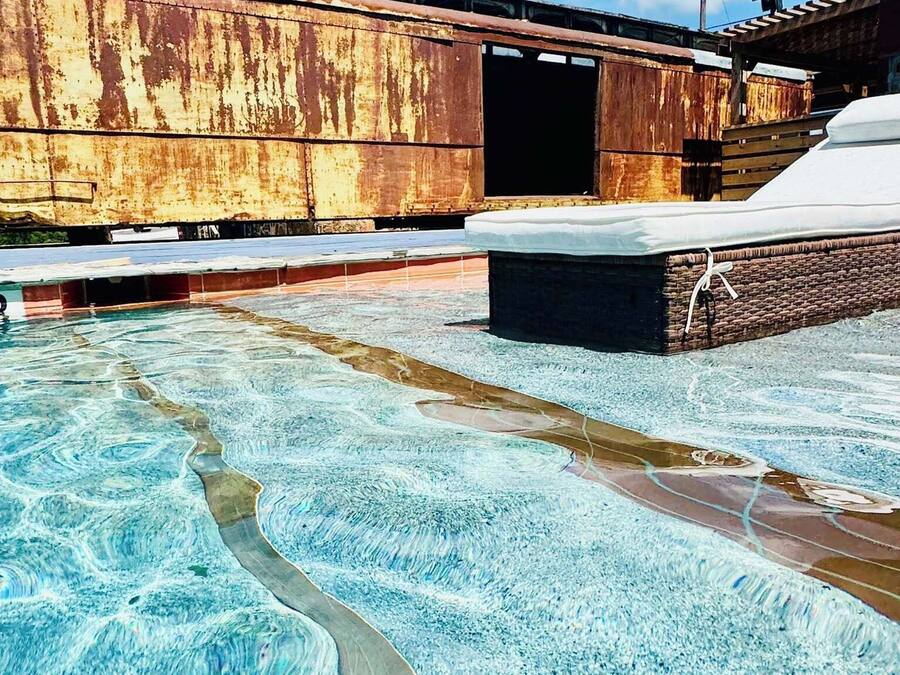 Piscina externa sazonal, funciona das 8h às 22h, espreguiçadeiras