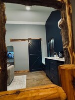 迷你冰箱、微波炉、茶具/咖啡用具、餐桌