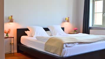 6 bedrooms, desk, travel crib, free WiFi