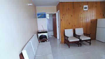 Departamento básico, balcón, vista al mar | Área de sala de estar | Smart TV