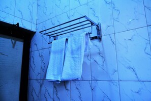 Douche, sĂšche-cheveux, bidet, serviettes fournies