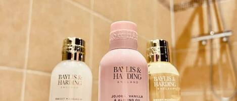 SĂšche-cheveux, serviettes fournies, savon, papier toilette