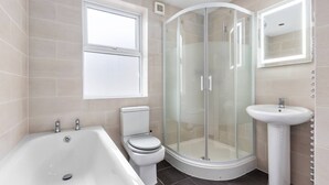 Shower, hair dryer, towels - Relax & Recharge Two Bed Apartment - Family Friendly (South Croydon)