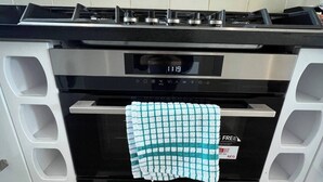 Fridge, microwave, oven, stovetop - Relax & Recharge Two Bed Apartment - Family Friendly (South Croydon)