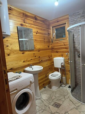 Een douche, handdoeken, zeep, shampoo