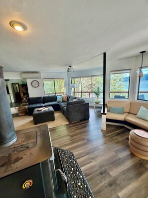 Smart TV, fireplace
