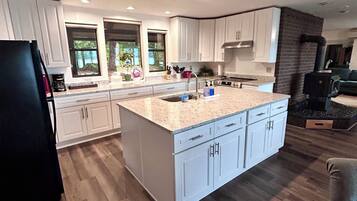 Micro-ondes, four, plaque de cuisson, lave-vaisselle