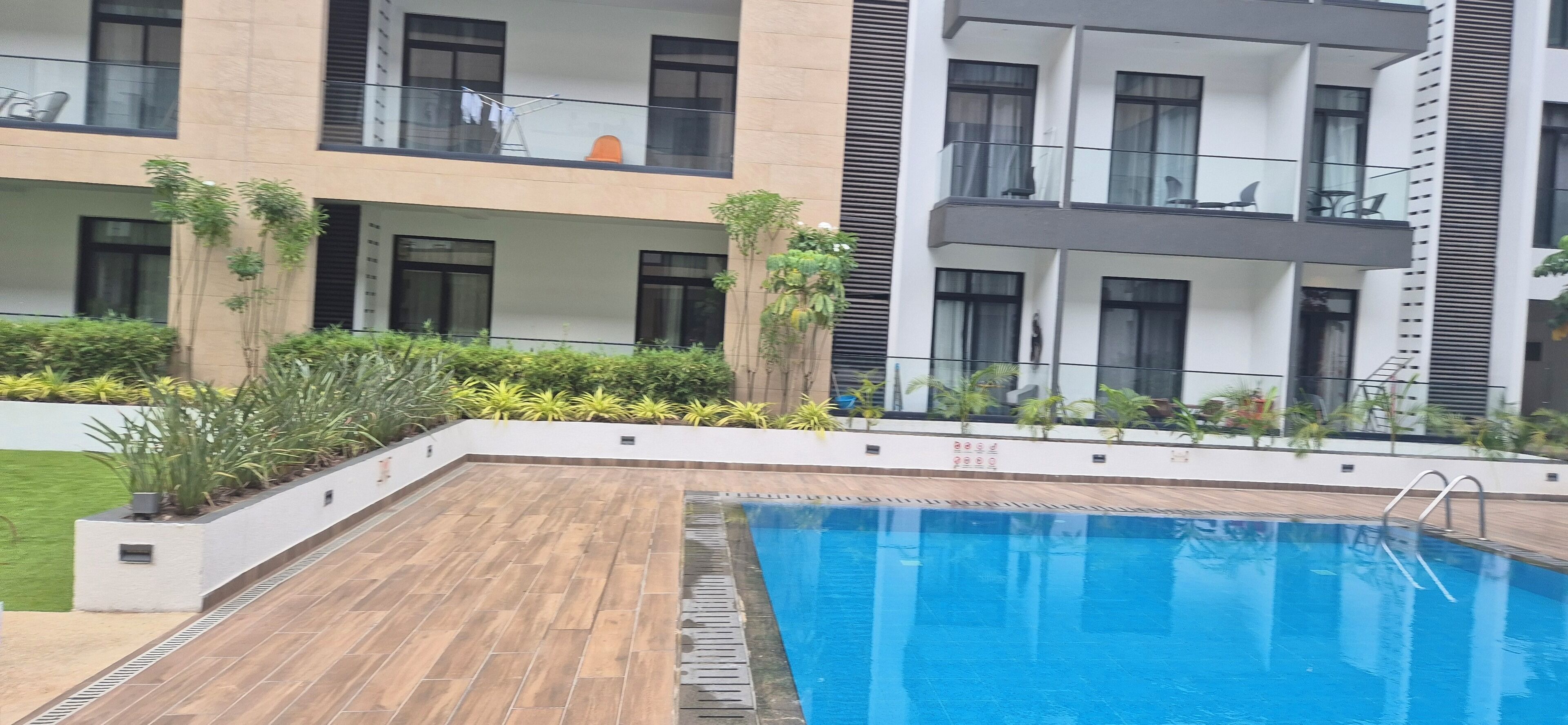 Comfort studio suite, uitzicht op tuin | Zwembad