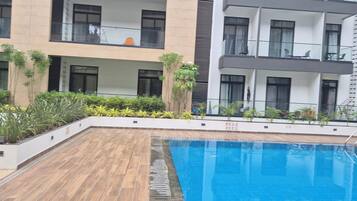 Comfort studio suite, uitzicht op tuin | Zwembad