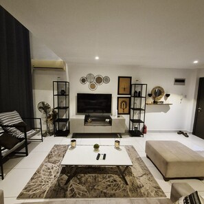 Comfort Double Room, Garden View | Living area - premier luxury apartment (Accra)