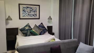 开间套房, 花园景观 | 办公桌、笔记本电脑工作区、熨斗/熨衣板、免费 WiFi