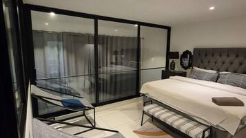 Een bureau, een laptopwerkplek, een strijkplank/strijkijzer, gratis wifi