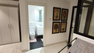 Comfort tweepersoonskamer, uitzicht op tuin | Badkamer | Handdoeken, zeep, shampoo, toiletpapier