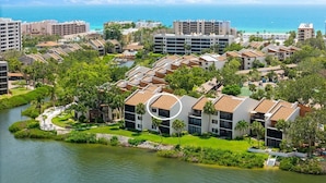 Ein Küstenhotel mit mehreren Gebäuden, einer Marina und Meerblick.