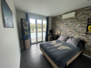 4 bedrooms, iron/ironing board, WiFi, bed sheets