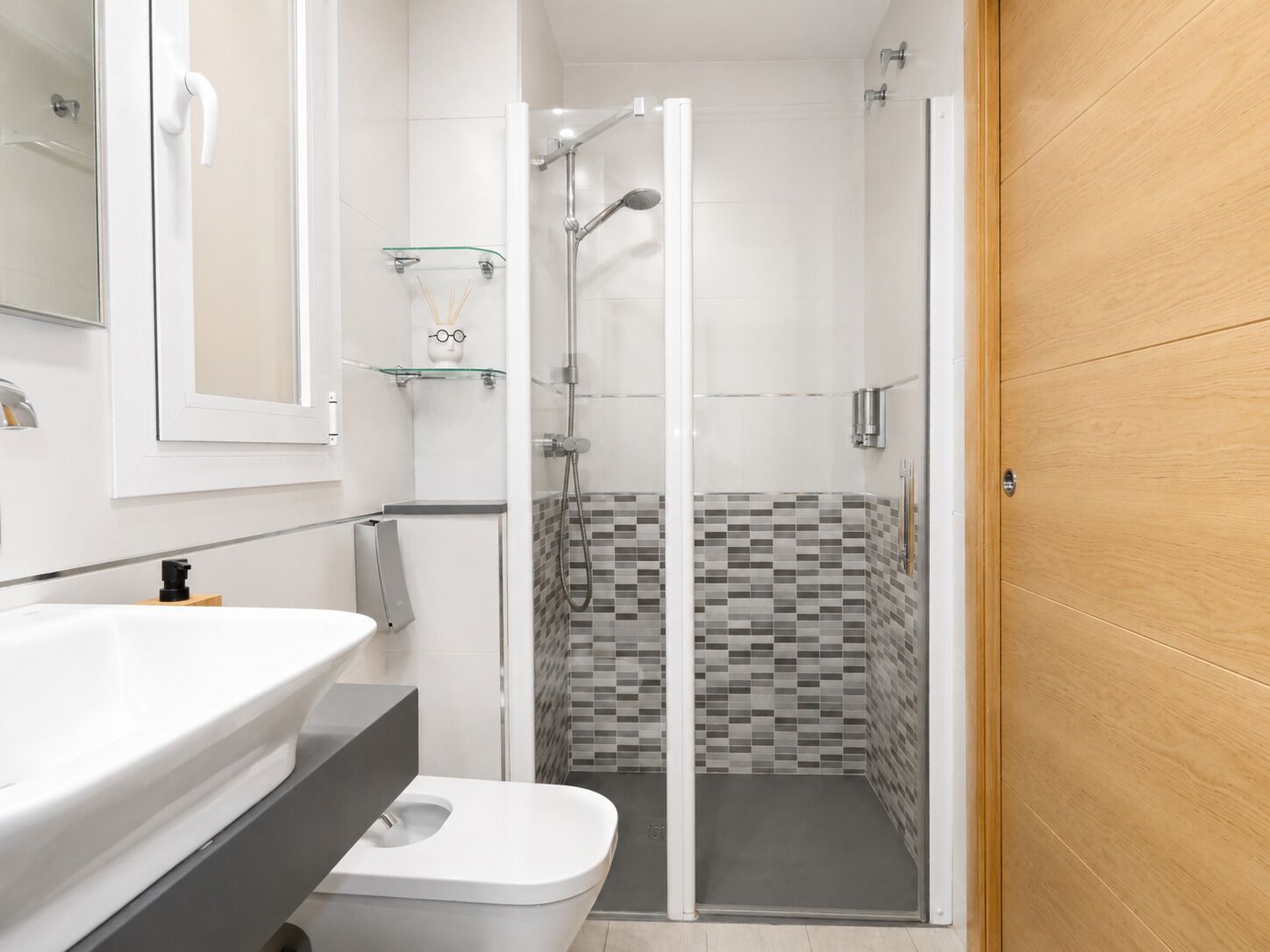 Een douche, een haardroger, een bidet, toiletpapier
