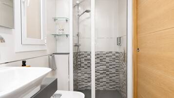 Een douche, een haardroger, een bidet, toiletpapier