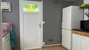 Une cuisine avec un réfrigérateur blanc, un four à micro-ondes et un évier.