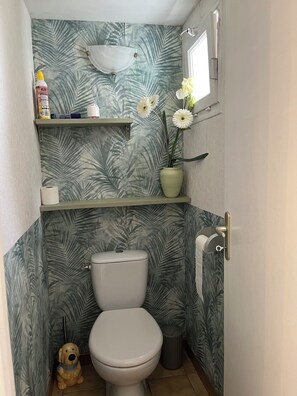 Shower, hair dryer, toilet paper - Ground floor of house with garden and barbecue; 900m from beach (Royan)