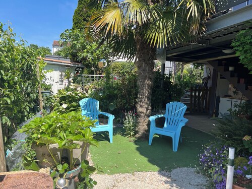 RDC de maison avec jardin et barbecue; 900m plage