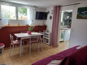 Dining - Ground floor of house with garden and barbecue; 900m from beach (Royan)