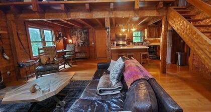 Cozy 2-bedroom cabin within National Park with stunning lake view!