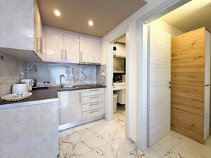 Deluxe Suite, Balcony, Mountain View | Private kitchen - Blue Star Suites by SDR (Katerini)