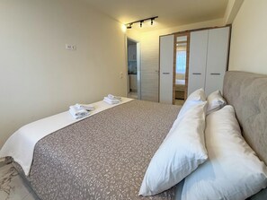 Deluxe Suite, Balcony, Mountain View | Iron/ironing board, free WiFi - Blue Star Suites by SDR (Katerini)