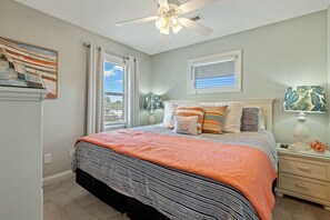 5 slaapkamers, een bureau, een strijkplank/strijkijzer, wifi